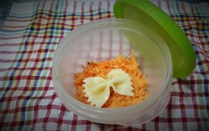 ceo obrok u salati povrće meso mlečni proizvodi